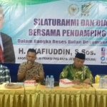 Anggota Komisi V DPR RI H. Syafiuddin, S.Sos (kanan) beserta Tenaga Ahli Pedamping Desa Zainul Nashin (kiri).