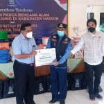 General Manager Sekretaris Perusahaan PT INKA, Puguh Dwi Tjahjono, saat memberi bantuan kepada Camat Wonoasri.