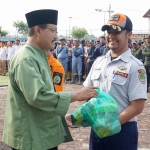 Wali Kota Pasuruan Saifullah Yusuf saat memberikan paket sembako secara simbolis kepada salah satu THL.