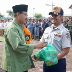Wali Kota Pasuruan Saifullah Yusuf saat memberikan paket sembako secara simbolis kepada salah satu THL.