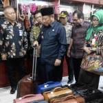 MENYIMAK: Menteri Koperasi dan UKM Anak Agung Gede Ngurah Puspayoga (paling kiri) mendengarkan paparan dari Bupati Sidoarjo H Saiful Ilah di Koperasi Intako, Kamis (23/6). foto: MUSTAIN/ BANGSAONLINE