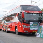 Wabup Mojokerto Gus Barra saat memberangkatkan bus rombongan wisata ziarah wali lima gratis dari Kiai Asep.