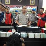 Kapolres Probolinggo AKBP Arman Asmara Syarifuddin saat merilis temuan upal milik pengikut Dimas Kanjeng.
