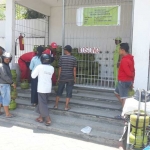 Petugas pangkalan saat melayani antrean warga membeli gas tiga kilogram di SPBU Karang Asem Situbondo. foto: MURSIDI/ BANGSAONLINE