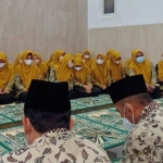 Sejumlah kafilah MTQ XXIX Jatim perwakilan Tuban saat berkumpul menunggu pengumuman juara.