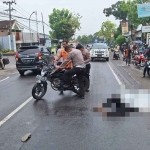 Pemotor yang meninggal dunia di depan Masjid Namira, Desa Jotosanur, Kecamatan Tikung, Jumat (13/6/2025).