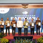 Kepala Diskominfo Kota Batu, Onny Ardianto, saat menerima penghargaan.