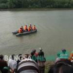 Masyarakat dan tim SAR sedang mencari korban tenggelam. foto: RONY SUHARTOMO/ BANGSAONLINE