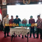 Bupati Nganjuk, Marhaen Djumadi, dan Ganjar Pranowo saat penandatanganan MoU kebangkitan UMKM. Foto: BAMBANG DWI JULIANTO/BANGSAONLINE
