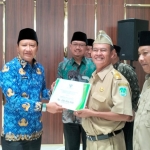 Bupati Pasuruan Irsyad Yusuf saat menyerahkan bantuan BKK kepada perwakilan desa di Auditorium MPU Sindok Gedung Maslahat, Jumat (17/03/2023).