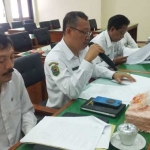 Pertemuuan pejabat Dinkes dan Bapemperda di aula gedung DPRD Trenggalek. foto: HERMAN SUBAGYO/ BANGSAONLINE