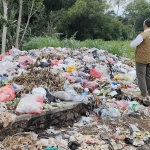 Ketua FPRB Kabupaten Kediri dr. Ari Purnomo Adi (pakai rompi) bersama tim saat mengecek tumpukan sampah di Desa Turus Kecamatan Gurah. Foto: MUJI HARJITA/ BANGSAONLINE