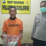 Pelaku pencabulan Maulana Iskak bersama petugas Polsek Ngadiluwih. foto: ist.