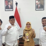 Wakil Bupati Kediri, Dewi Mariya Ulfa, saat menerima penghargaan sebagai Tokoh Muda Nahdliyin Inspiratif Jatim 2021 di ruang kerjanya. Foto: Ist