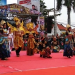 TOTALITAS: Alumni Unair Sidoarjo saat menyuguhkan aksi teatrikal saat mengikuti Delta Carnival 2019, Minggu (24/3). foto: ist