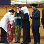 Eriani Annisa Hanindhito, usai dilantik sebagai Ketua Dekranasda Kabupaten Kediri saat bersalaman dengan Gubernur Jatim, Khofifah Indar Parawansa. (Ist)
