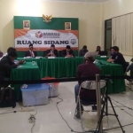 Sidang sengketa antara bapaslon perseorangan Yasin-Gunawan dengan KPU Surabaya yang digelar di kantor Bawaslu.