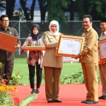 Wabup Moh. Qosim menerima penghargaan Pembina K3 dari Gubernur Jatim Khofifah Indar Parawansa. foto: ist