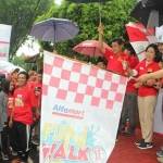 Wagub Saifullah Yusuf, Bupati H Saiful Ilah dan Anggota DPR Indah Kurnia memberangkatkan jalan sehat bersama Alfamart, di Alun-alun Sidoarjo, Minggu (9/10) pagi. foto: MUSTAIN/ BANGSAONLINE