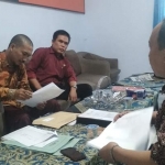 Ahmad Rokhani Ketua Bawaslu (kanan) saat menerima laporan dari DPC PDIP Trenggalek.