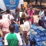 Warga Desa Sidonganti, Kecamatan Kerek, Tuban sedang berebut untuk mendapatkan air bersih. tampak mereka menyediakan jurigen dan ember. foto: suwandi/BANGSAONLINE