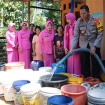Kapolres Pacitan AKBP Sugandi saat melakukan dropping air bersih ke Kecamatan Bandar.
