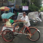 Abang becak di depan Pasar Pon. foto: HERMAN SUBAGYO/ BANGSAONLINE