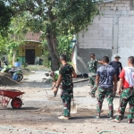 Satgas TMMD bersama warga mengerjakan pemavingan lapangan bola voli, Selasa (14/10/2025). foto ist