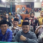 Ketua Ormas Madura Urban (MU), Abuya Al-Arif Billah KHR Zainuddin Husni (tengah) mendukung tokoh berdarah Madura Firman Syah Ali (kiri) untuk memimpin Kota Surabaya. foto: ist.
