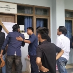 Puluhan mahasiswa yang tergabung dalam Dewan Perwakilan Mahasiswa (DPM) dan Mahasiswa Universitas Madura (UNIRA), menyegel Kantor Rektor dan Biro Kemahasiswaan Unira
