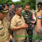 Bupati Indartato dengan Dandim 0801 Pacitan Letkol (kav) Aris Toteles, saat memberikan keterangan pers.