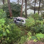 Kondisi Mobil Toyota Avanza bernopol L 1737 ZT yang masuk jurang di jalur penyelamat rest area Sendi 1, Dusun Pacet Selatan, Desa/Kecamatan Pacet, Mojokerto. Foto: Detik.com