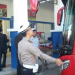 Kegiatan pengecekan arus balik di terminal bus kota Pacitan.