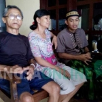 Fajar Irfantoro bersama kedua orang tuanya saat ditemui di rumahnya.  foto: AKINA/ BANGSAONLINE