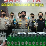 Kapolres Mojokerto Kota AKBP Rofiq Ripto Himawan (tengah) didampingi Kasat Samapta dan Kasi Humas Polres Mojokerto Kota saat konferensi pers bertempat di Joglo Sabhara Polres Mojokerto Kota, Kamis (14/10/2021) sore.