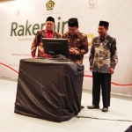 Menag Fachrul Razi saat melakukan penekanan palm screen tanda resmi dibukanya Rakerpim 2020, didampingi Kakanwil Kemenag Jatim Ahmad Zayadi (kiri) bersama Kabag TU Kanwil Kemenag Prov Jawa Timur Moch. Amin Mahfud. foto: YUDI A/ BANGSAONLINE