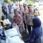 Kapolres Ngawi, AKBP Dwiasi Wiyatputera bersama pejabat utama saat melakukan sidak ketersediaan bahan pangan di Pasar Beran, Ngawi, Senin (13/3/2023)