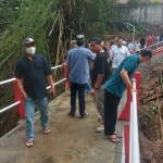 Anggota DPRD Jatim, Satib, bersama warga RW 07 Lingkungan Krajan, Kelurahan Kebonsari, Kecamatan Sumbersari, Jember, saat melihat pembangunan jembatan yang baru saja diresmikan.