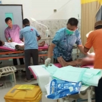 Proses khitan massal gratis yang digelar Rumah Sakit Umum Daerah (RSUD) Ngimbang Lamongan dalam memperingati HUT ke-80 RI. Foto: Ist.