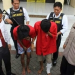 Dua tersangka saat dirilis.