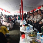 Wakapolda Jatim, Brigjen Pol. Slamet Hadi Supraptoyo bersama Kapolresta Sidoarjo, Kombes Pol. Kusumo Wahyu Bintoro saat menggelar Jumat Curhat dan berbagai layanan masyarakat dari Pasar Sepanjang, Sidoarjo, Jumat (13/1/2023)

