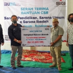 Serah terima bantuan CSR dari PT SIG secara simbolis.