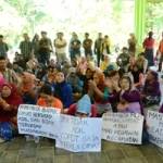 warga yang menolak  PLh Kades. foto:yogik mz/BANGSAONLINE