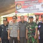 Bupati saat foto bersama dengan petugas di TPS. foto:hadiprayitno/BANGSAONLINE
