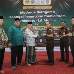 Pengasuh Ponpes Al Ubaidah, Habib Ubaidillah Al Hasany saat menyerahkan cinderamata kepada Kasi II Bidang Intelijen Kejati Jatim Dwi Setyadi