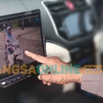 Kanit Turjawali Satlantas Polres Madiun, Ipda Nanang Setiawan menunjukkan pengguna jalan yang terpantau mobil incar. Foto : Hendro Suhartono/BANGSAONLINE.com