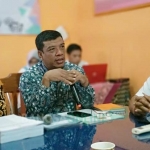 Damhudi, Ketua KPU Pacitan saat menggelar gathering dengan awak media. foto: YUNIARDI S/ BANGSAONLINE