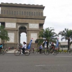 Pesepeda kuno saat melintas di monumen Simpang Lima Gumul, Kediri. foto: ARIF KURNIAWAN/ BANGSAONLINE