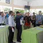 TEGANG: Bupati Sidoarjo H Saiful Ilah didampingi Camat Tanggulangin Sentot Kunmardianto dan Kabag Pemerintahan Sugeng Darianto, membacakan surat suara kala penghitungan ulang Pilkades Ketegan di Pendopo Kantor Tanggulangin, Sidoarjo, Kamis (14/7). foto: MUSTAIN/ BANGSAONLINE