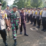 Kapolres Malang Kota AKBP Asfuri didampingi Dandim 0833 Kota Malang Lektol Inf Tommy Anderson dan Wali Kota Malang Sutiaji, saat mengecek kesiapan pasukan dalam Pam TPS di Kota Malang, Selasa (16/4). foto: IWAN IRAWAN/ BANGSAONLINE